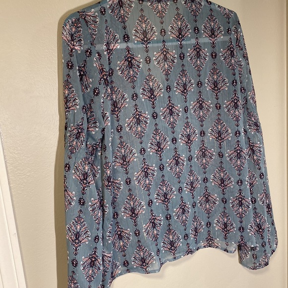 Maurice’s blouse with tie v neck - Picture 4 of 4